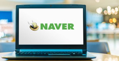POZNAN, POL - 8 AUG 2020: Naver 'in logosunu gösteren dizüstü bilgisayar, Naver Corporation tarafından işletilen Güney Kore çevrimiçi platformu.