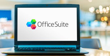 POZNAN, POL - 16 Haziran 2020: MobiSystems tarafından geliştirilen bir kros platform ofis süit uygulaması olan Office Suit 'in logosunu gösteren dizüstü bilgisayar