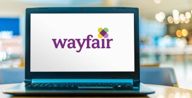 POZNAN, POL - 8 AUG 2020: Mobilya ve ev eşyaları satan bir Amerikan e-ticaret şirketi olan Wayfair 'in logosunu gösteren dizüstü bilgisayar