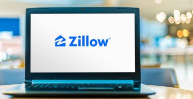 POZNAN, POL - SEP 23, 2020: Amerikan çevrimiçi emlak veritabanı şirketi Zillow 'un logosunu gösteren dizüstü bilgisayar