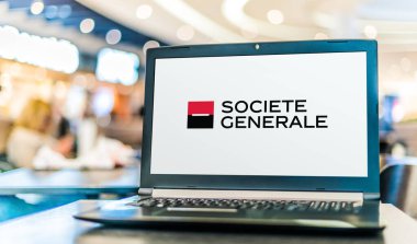POZNAN, POL - SEP 23, 2020: SocGen adlı çok uluslu yatırım bankası ve Fransa merkezli finans hizmetleri şirketi SocGen 'in logosunu gösteren dizüstü bilgisayar