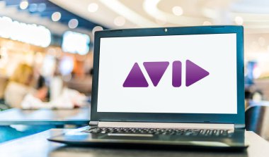 POZNAN, POL - NOV 12, 2020: Avid Technology 'nin logosunu gösteren dizüstü bilgisayar, ses ve video yazılımı alanında uzmanlaşmış bir Amerikan teknolojisi ve multimedya şirketi