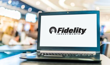 POZNAN, POL - 12 Kasım 2020: Boston, Massachusetts merkezli çok uluslu bir finans hizmeti şirketi olan Fidelity 'nin logosunu gösteren dizüstü bilgisayar