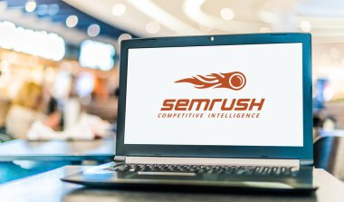 POZNAN, POL - 12 Kasım 2020: Dijital pazarlama profesyonelleri için bir pazarlama aracı olan SEMrush 'un logosunu gösteren dizüstü bilgisayar 
