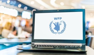 POZNAN, POL - NOV 12, 2020: Birleşmiş Milletler 'in gıda yardım kolu olan Dünya Gıda Programı' nın (WFP) logosunu gösteren dizüstü bilgisayar