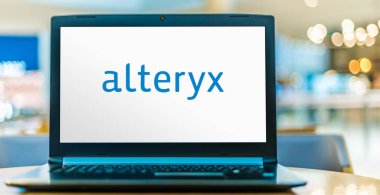 POZNAN, POL - NOV 12, 2020: Bir Amerikan bilgisayar yazılım şirketi olan Alteryx 'in logosunu gösteren dizüstü bilgisayar; şirketin ürünleri veri bilimi ve analitik için kullanılır.