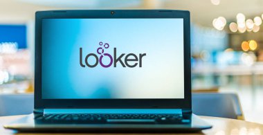 POZNAN, POL - 12, 2020: Merkezi Santa Cruz, Kaliforniya 'da bulunan bir Amerikan bilgisayar yazılım şirketi olan Looker Data Sciences' ın logosunu gösteren dizüstü bilgisayar