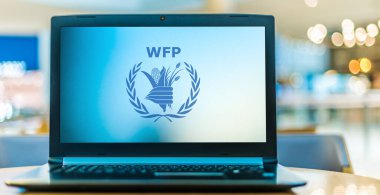 POZNAN, POL - NOV 12, 2020: Birleşmiş Milletler 'in gıda yardım kolu olan Dünya Gıda Programı' nın (WFP) logosunu gösteren dizüstü bilgisayar