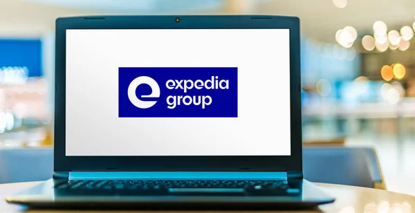 Poznan Pol Aug 2020 Комп Ютер Laptop Демонструє Логотип Expedia — стокове фото