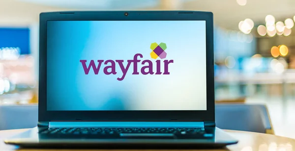 Poznan Pol Aug 2020 展示Wayfair标志的笔记本电脑 Wayfair是一家销售家具和家居用品的美国电子商务公司 — 图库照片