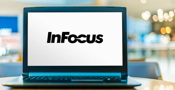 Poznan Pol Nov 2020 Комп Ютер Laptop Демонструє Логотип Infocus — стокове фото