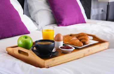 Otel odasındaki tepside kahvaltı.. 