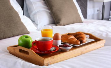 Otel odasındaki tepside kahvaltı.. 