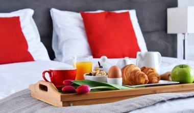 Otel odasındaki tepside kahvaltı.. 