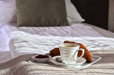 Otel odasında, yatakta kahvaltı.. 