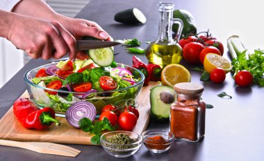 Taze organik malzemelerden yapılmış sebze salatası..