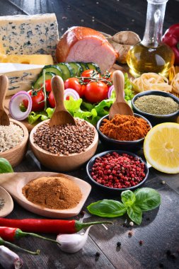 Masada çeşitli organik gıda ürünleri var..