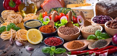 Masada çeşitli organik gıda ürünleri var..