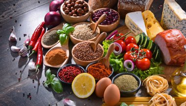 Masada çeşitli organik gıda ürünleri var..