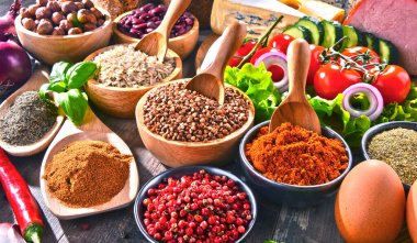 Masada çeşitli organik gıda ürünleri var..