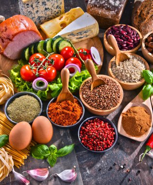 Masada çeşitli organik gıda ürünleri var..