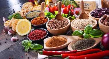 Masada çeşitli organik gıda ürünleri var..