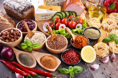 Masada çeşitli organik gıda ürünleri var..