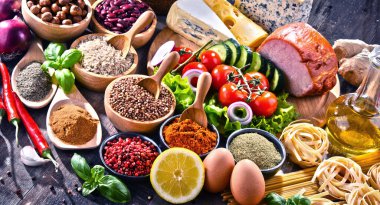 Masada çeşitli organik gıda ürünleri var..