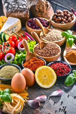 Masada çeşitli organik gıda ürünleri var..