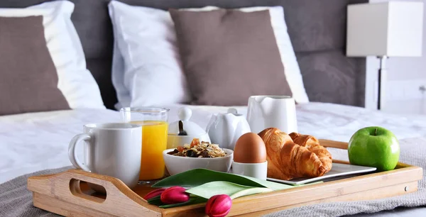 Πρωινό Στο Δίσκο Στο Κρεβάτι Στο Δωμάτιο Του Ξενοδοχείου — Φωτογραφία Αρχείου