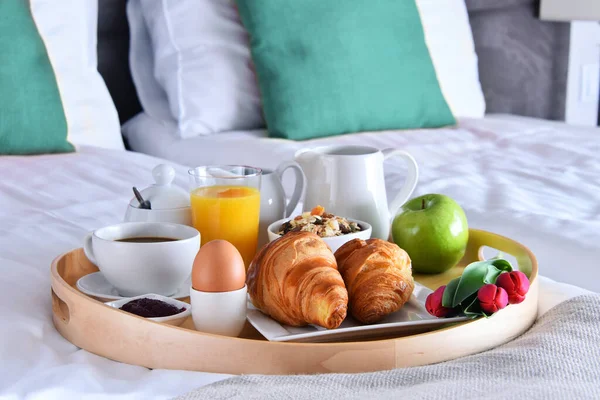 Πρωινό Στο Δίσκο Στο Κρεβάτι Στο Δωμάτιο Του Ξενοδοχείου — Φωτογραφία Αρχείου