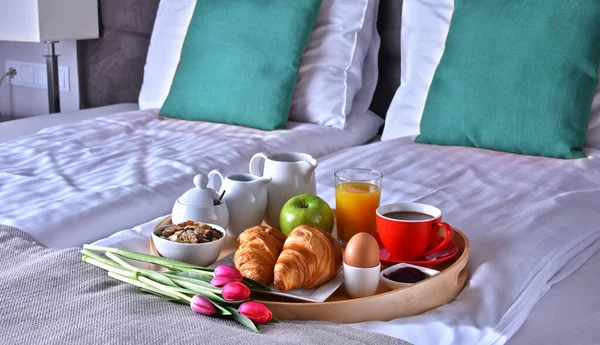 Frühstück Auf Tablett Bett Hotelzimmer — Stockfoto