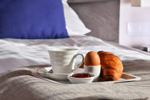 Breakfast Tray Bed Hotel Room — Stock Photo, Image
