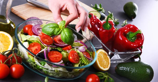 Preparação Uma Salada Vegetal Ingredientes Orgânicos Frescos — Fotografia de Stock