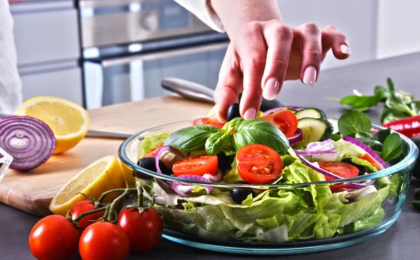 Taze Organik Malzemelerden Yapılmış Sebze Salatası — Stok fotoğraf