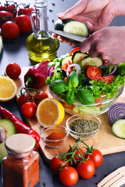 Preparación Una Ensalada Verduras Partir Ingredientes Orgánicos Frescos —  Fotos de Stock