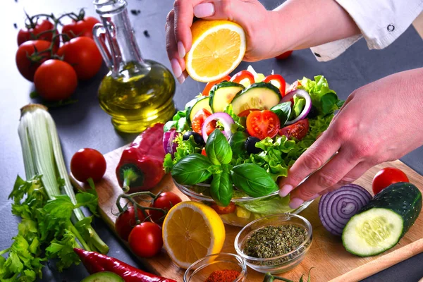 Preparação Uma Salada Vegetal Ingredientes Orgânicos Frescos — Fotografia de Stock