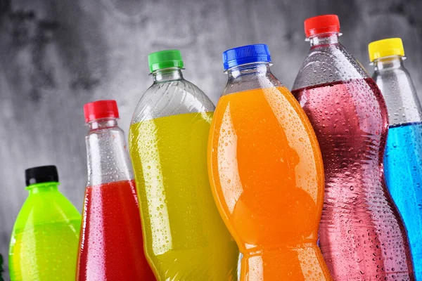 Botol Plastik Berbagai Macam Minuman Ringan Berkarbonasi Dalam Berbagai Warna — Stok Foto