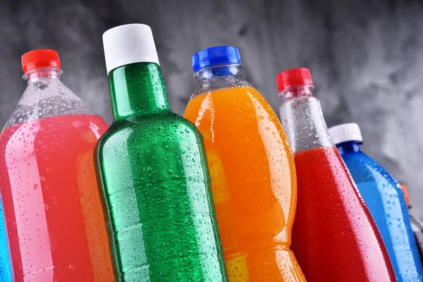 Plastic Flessen Van Diverse Koolzuurhoudende Frisdranken Verschillende Kleuren — Stockfoto