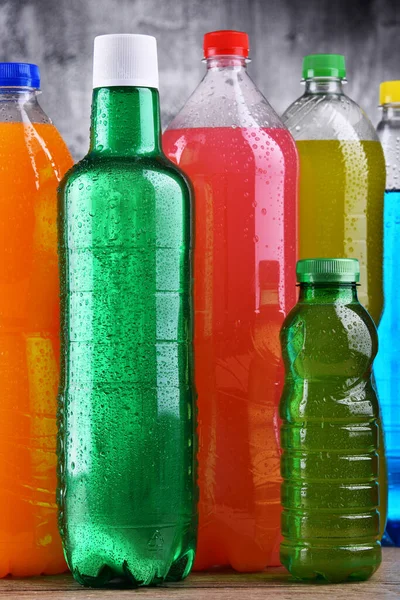 Plastic Flessen Van Diverse Koolzuurhoudende Frisdranken Verschillende Kleuren — Stockfoto