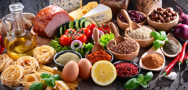 Composición Con Una Variedad Productos Alimenticios Orgánicos Sobre Mesa — Foto de Stock