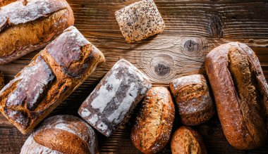 Ahşap masada çeşitli fırın ürünleriyle kompozisyon.