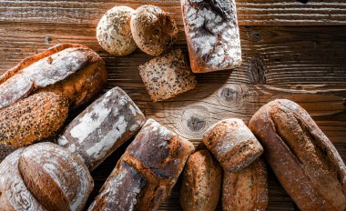 Ahşap masada çeşitli fırın ürünleriyle kompozisyon.