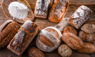 Ahşap masada çeşitli fırın ürünleriyle kompozisyon.