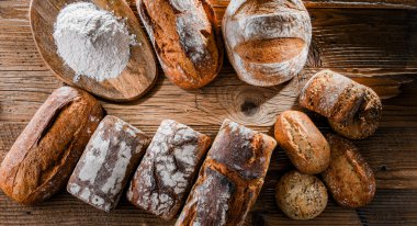 Ahşap masada çeşitli fırın ürünleriyle kompozisyon.