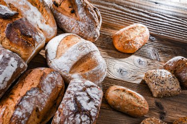 Ahşap masada çeşitli fırın ürünleriyle kompozisyon.