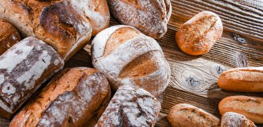 Ahşap masada çeşitli fırın ürünleriyle kompozisyon.