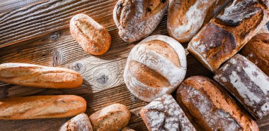 Ahşap masada çeşitli fırın ürünleriyle kompozisyon.