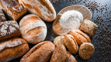 Ekmek ve rulo ekmekler dahil çeşitli fırın ürünleri.