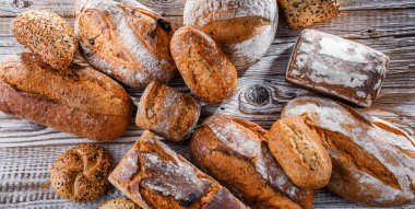 Ahşap masada çeşitli fırın ürünleriyle kompozisyon.